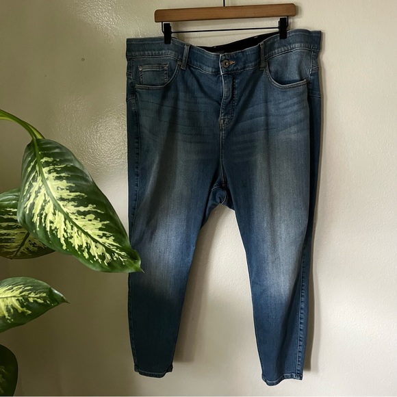 Torrid | Short Bombshell Skinny Premium Stretch High-Rise Jean - Picture 2 of 7